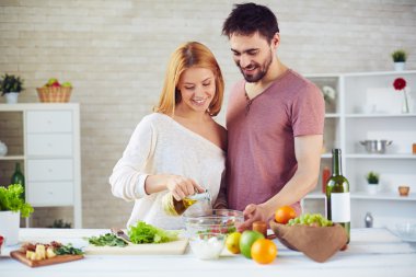 zeytinyağı salata damlayan kadın