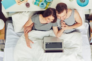 yatakta laptop Çift