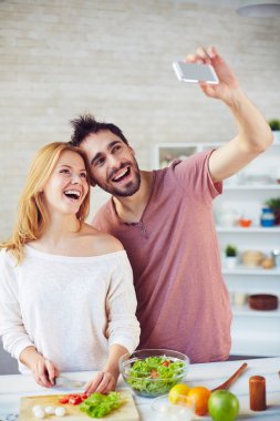 Çift selfie yemek pişirme sırasında yapma
