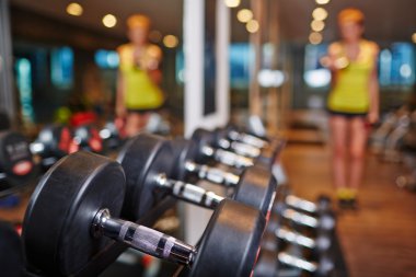 Barbell spor salonunda satırı