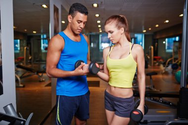 kadın barbell ile egzersiz öğrenme