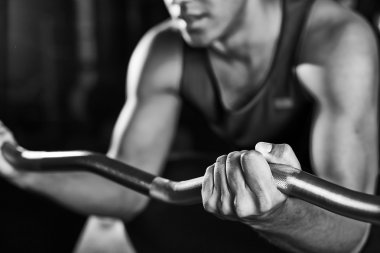 güçlü adam metal ağırlık kaldırma