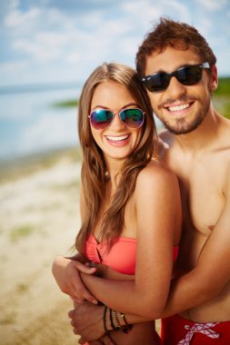 mutlu bir çift güneş gözlüğü