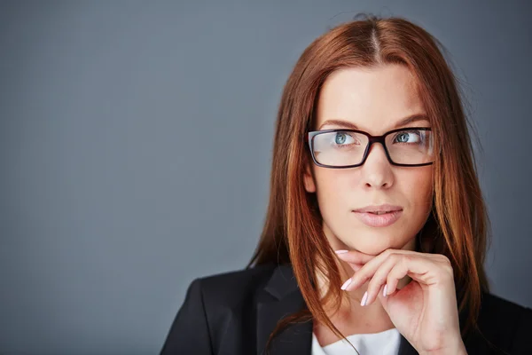 Mujer de negocios pensativa en gafas graduadas — Foto de Stock