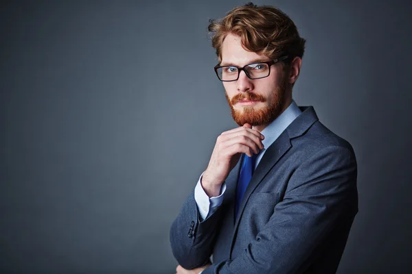 Businessman wearing elegant suit and eyeglasses — Stock Photo, Image