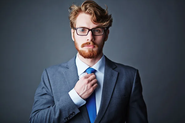 Bello uomo d'affari in abito elegante — Foto Stock