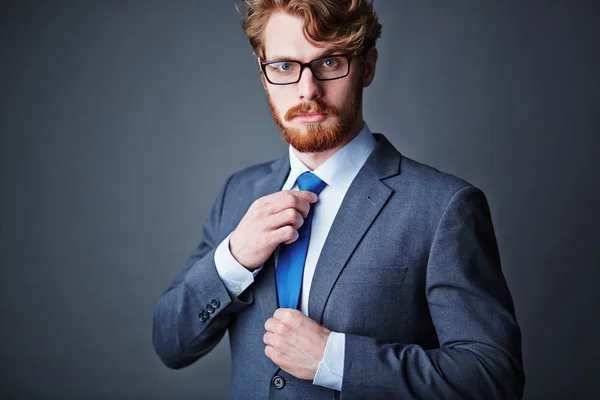 Adam gözlük ve şık takım elbise — Stok fotoğraf