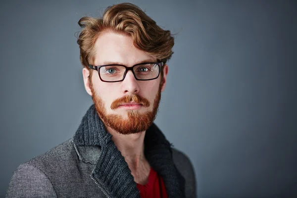 Бородатый мужчина в повседневной одежде и очках — стоковое фото