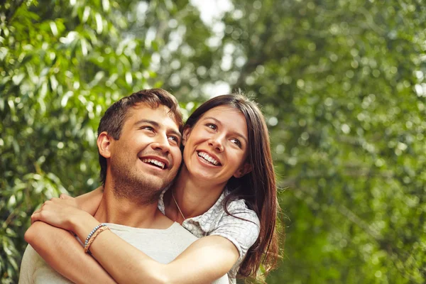 Pareja pasando tiempo al aire libre —  Fotos de Stock