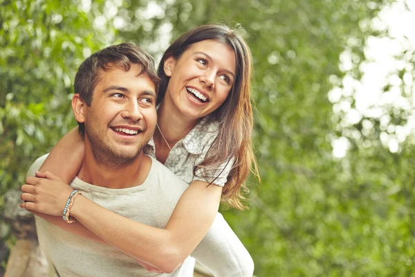 Pareja pasando tiempo al aire libre — Foto de Stock