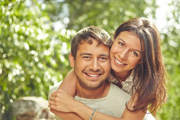 Junger Mann und Frau im Park — Stockfoto