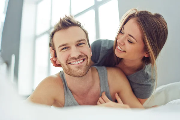 Man met glimlach met vrouw omarmen hem — Stockfoto