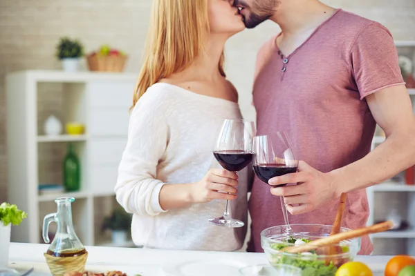 Uomo e donna con vino rosso baciare — Foto Stock