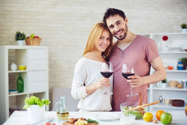 Uomo e donna con vino rosso — Foto Stock