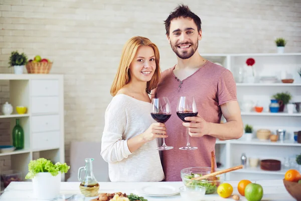 Couple with red wine in kitchen — Stock Photo, Image