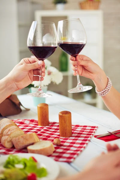 Coppia con bicchieri di vino rosso — Foto Stock