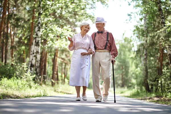 Pareja mayor caminando en el parque — Foto de Stock