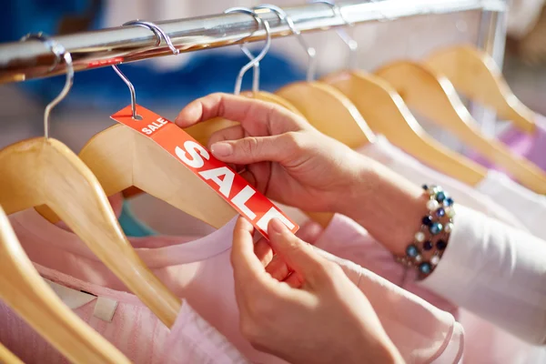 Hand holding sale label — Stock Photo, Image