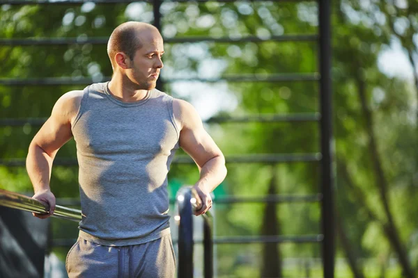 Entraînement sportif sur les équipements sportifs — Photo