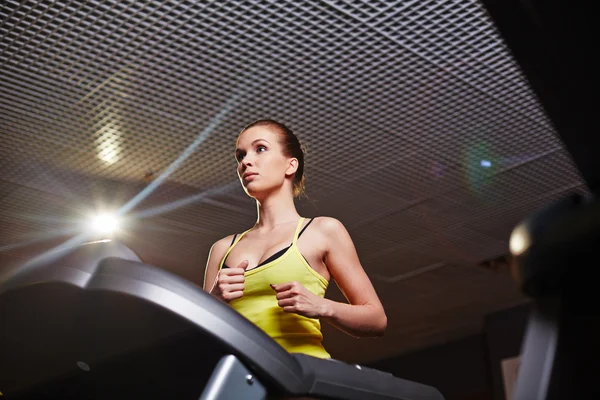 Kvinna i activewear träning i gym — Stockfoto