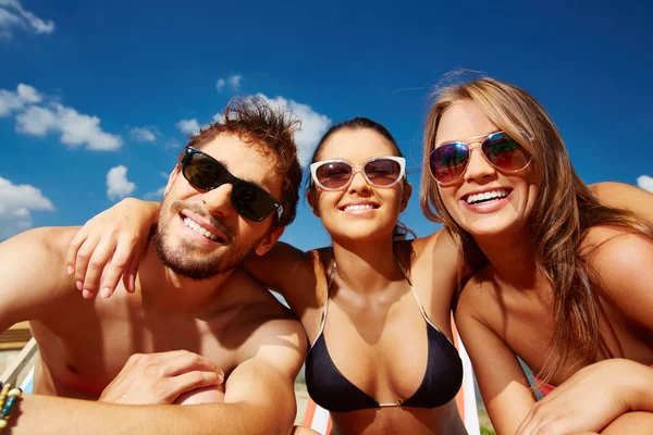 Amigos felizes no resort de verão — Fotografia de Stock