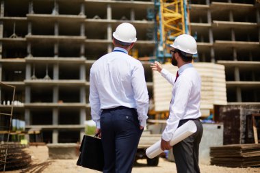 yeni inşaat ustabaşı için gösterilen mimar