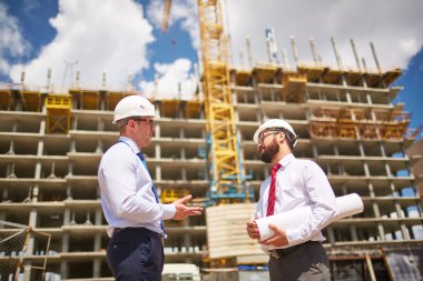 İki işadamları bahsediyoruz kask