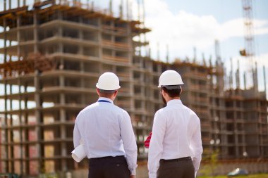 mimarların kask bitmemiş binaya arıyorsunuz