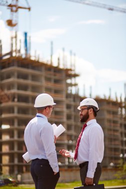 kask bitmemiş inşaat yakınındaki mimarların