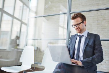 İşadamı dizüstü bilgisayarla çalışıyor