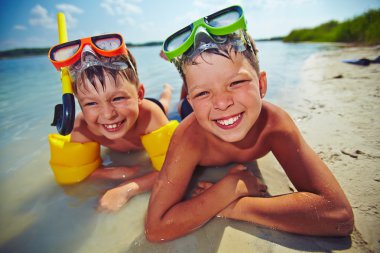 gözlük plajda kardeşler