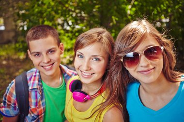 Mutlu genç kız ve adam