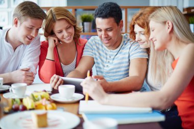 Touchpad kafede kullanan gençlerin