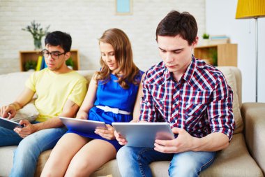 tablet pc ile kız ve erkek