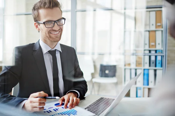 Uomo d'affari che guarda il collega — Foto Stock