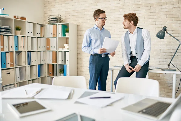 Businessmen discussing plans in office — Stock Photo, Image