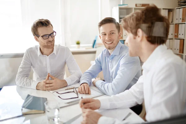 Businessmen discussing plans in office — Stok fotoğraf