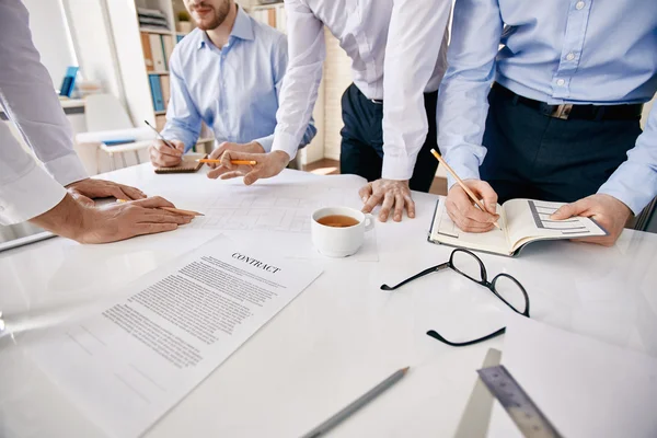 Architetti durante la discussione del loro lavoro — Foto Stock