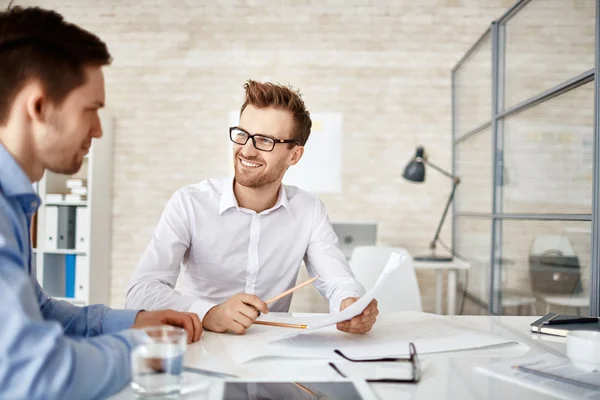 Geschäftsmann schaut Mitarbeiter an — Stockfoto