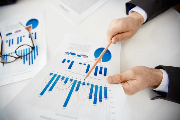 Businessman making financial report — Stock Photo, Image