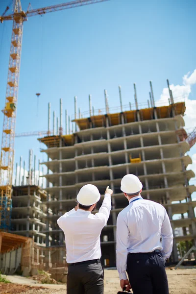 Arquitetos discutindo nova construção — Fotografia de Stock