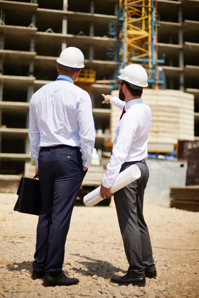 Ingenieure diskutieren über Neubau — Stockfoto