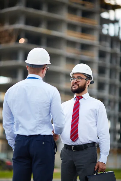 Arquitetos cumprimentando uns aos outros — Fotografia de Stock