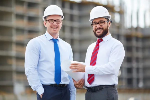 Arquitectos en cascos y prendas formales — Foto de Stock