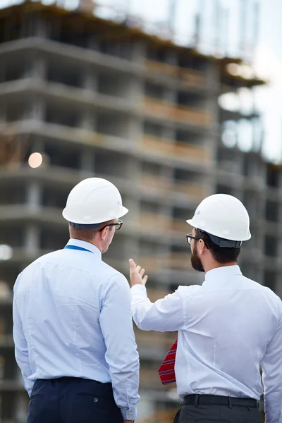 Arquitetos discutindo construção civil — Fotografia de Stock