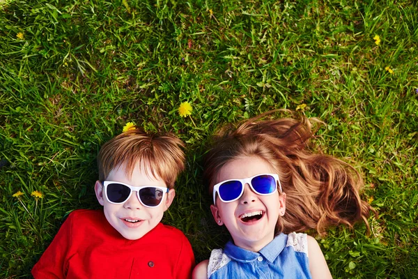 Amici spensierati in occhiali da sole — Foto Stock