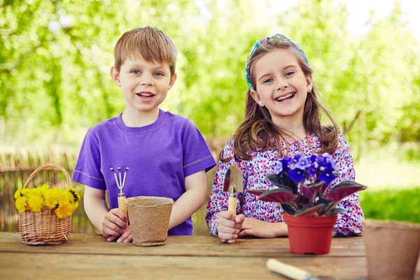 Niños felices en el jardín — Foto de Stock