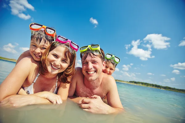 Familia con gafas en el agua —  Fotos de Stock