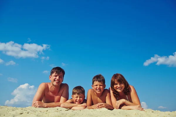 Bain de soleil en famille sur la plage — Photo