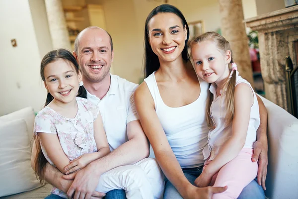 Famiglia gioiosa di quattro persone — Foto Stock